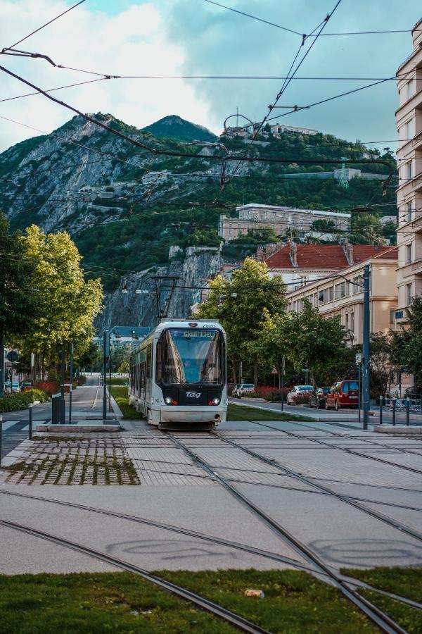 Bel Appartement Charme Ancien Dans Quartier Anime Grenoble Exterior photo